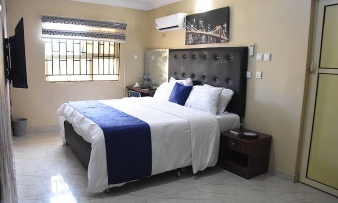 Epetu Cabina | Beautiful 1 Bed, Living Room in a Hotel Penthouse