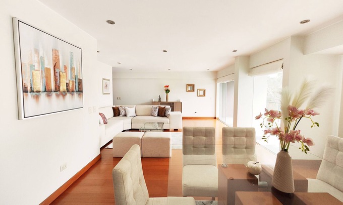 Chacarilla del Estanque Apartamento | Beautiful 2,150 sq. ft. 3BR apartment in upscale Chacarilla