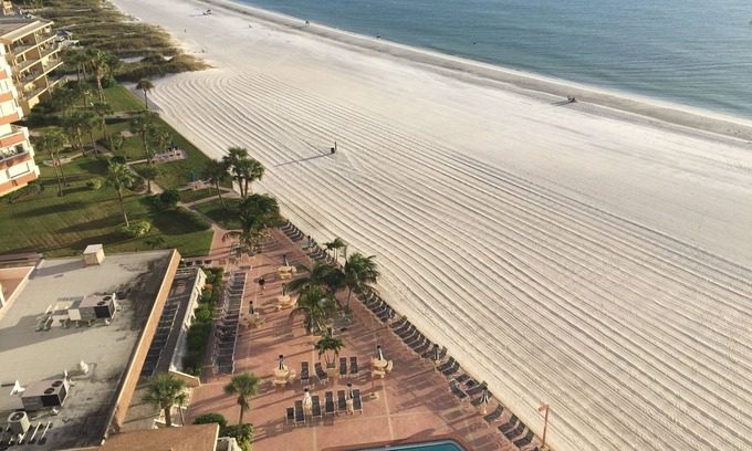 Redington Shores Condominio | Hermoso 2 / BD 2 / BA Justo en la playa!