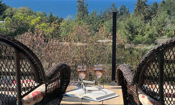 Bowen Island Casa | Beautiful 2-bdrm home with ocean & sunset views