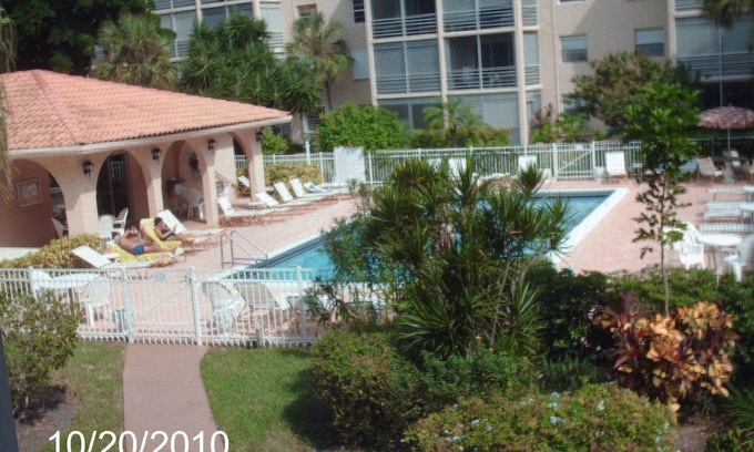 Bel Air Condominio | HERMOSOS 2 BDRM EN LAUDERDALE-BY-THE-SEA ¡SOLO PASOS PARA ARENA, SOL Y DIVERSIÓN!