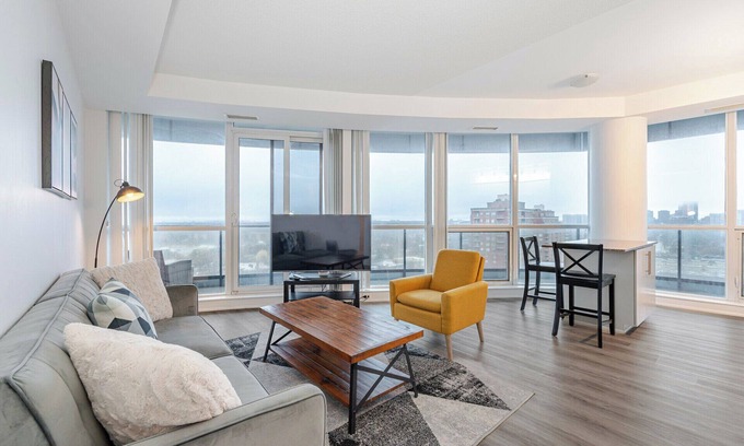 Markham Condominio | Beautiful 2 Bed 2 Bath with Parking