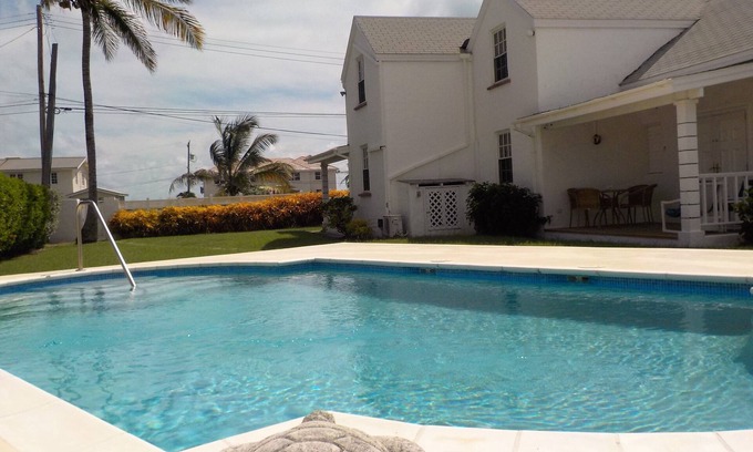 Green Garden Apartamento | Una bella villa con 2 cuartos y dos banos con piscina y vistas del mar.
