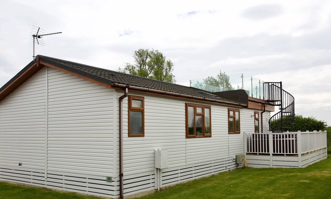 Stretham Casa | Beautiful 2-Bed lodge with hot tub and saunain Ely
