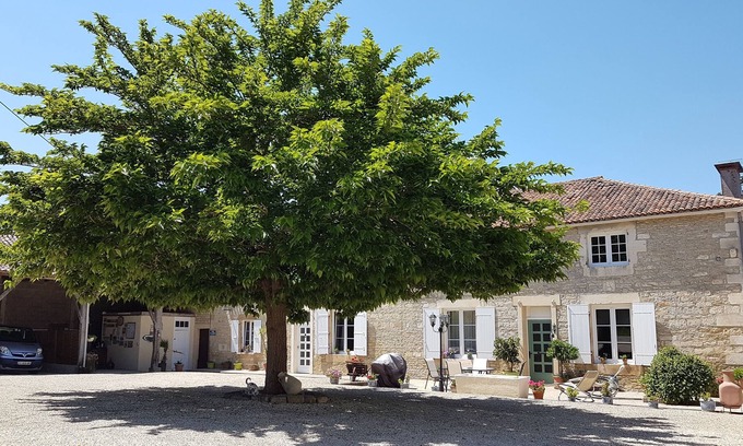 Mauprevoir Cabaña | Beautiful 2-Bed Manor House Gite in Mauprévoir
