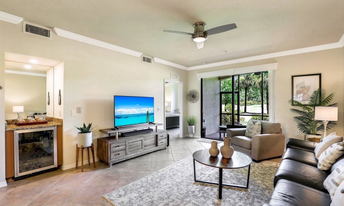 Naples Condominio | Beautiful 2-Bed 2-Bath Veranda w/ Den in brilliant Bonita National