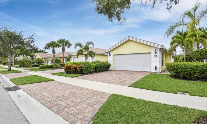 Village Walk of Bonita Springs Villa | Hermosa villa de 2 dormitorios más den en el prestigioso VillageWalk of Bonita.