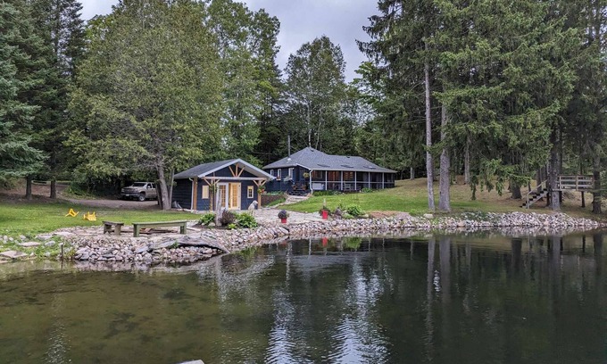 Minden Cabaña | Beautiful 2 Bedroom Cottage on Minden Lake