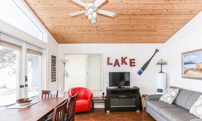 Central Okanagan Cabina | Beautiful 2 Bedroom Cabin - Seclusion Bay (Cabin #5)