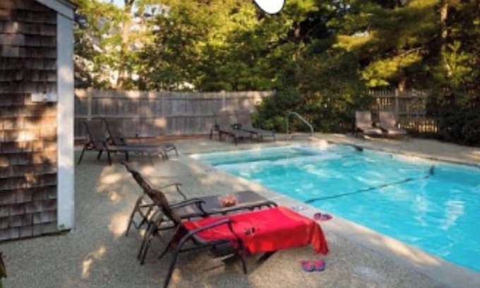 Mashpee Condominio | Beautiful 2 bedroom/2 bathroom condo in a pine woods setting.