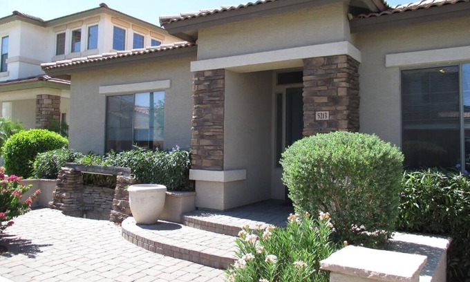 Glendale Casa | Beautiful 2 Bedroom & 2 Bath Home Located in a gated community in Glendale, AZ.
