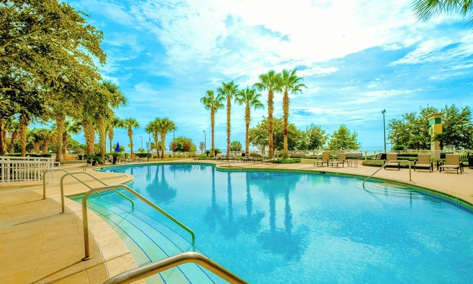 Gulfport Condominio | Beautiful 2 Bedroom / 2 Bathroom Condo w/ Bonus Overlooking the Gulf LT2-403