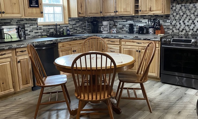 Florien Cabina | Beautiful 2 Bedroom Cabin with a lake view.