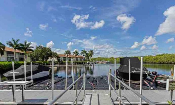Naples Condominio | Beautiful 2 bedroom condo with a dock, on the Gulf