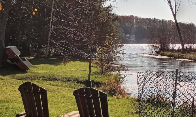Coe Hill Cabaña | Beautiful 2 Bedroom Waterfront Cottage