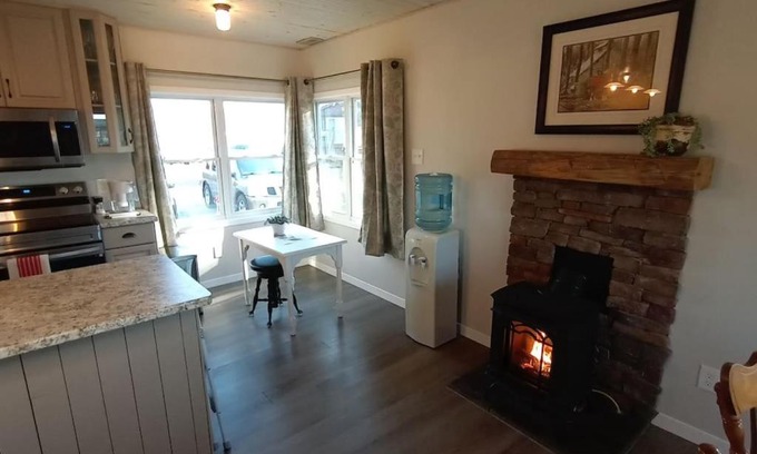 Coe Hill Casa | Beautiful 2 Bedroom Waterfront Cottage