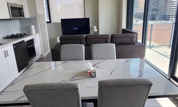 Connaught Condominio | Beautiful 2 beds 1 bath downtown