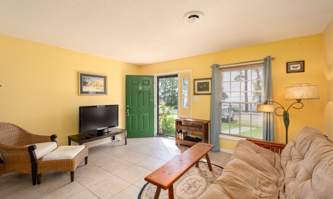 Lake Waccamaw Casa | Hermoso 2 dormitorios, 1. 5 BA Lakefront Condo - Ropa de cama, mascotas, kayaks, equipo de pesca!