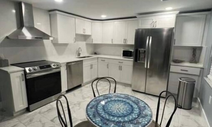 Moorings Casa | Beautiful 2 BR 2 Bth 1 mile to beach 2.5 Mile to 5th Ave shopping and dining
