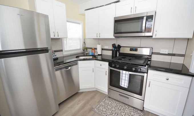 Kutzky Park Casa | Beautiful 2 BR apartment near Mayo Clinic Campus