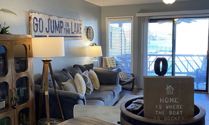 Osage Beach Condominio | Beautiful 2 BR Condo at Heart of the Lake. Available 14’X32’ Boat Slip