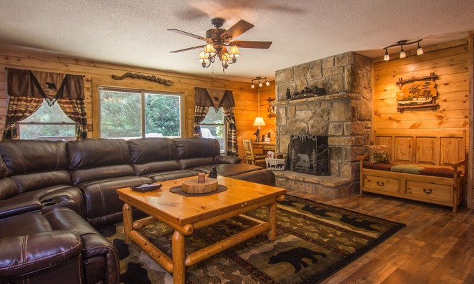 Gatlinburg - Pigeon Forge Cabina | Hermoso, 2 CreeksMeet, SuperFast WiFi gratis, NFL Sunday, Arcade, pesca y 2 piscinas