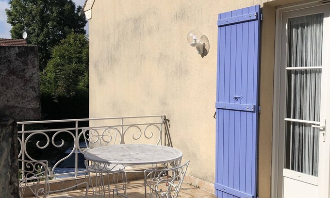 Brueil en Vexin Apartamento | Beautiful 2 room apartment with private terrace and beautiful view over the countryside.