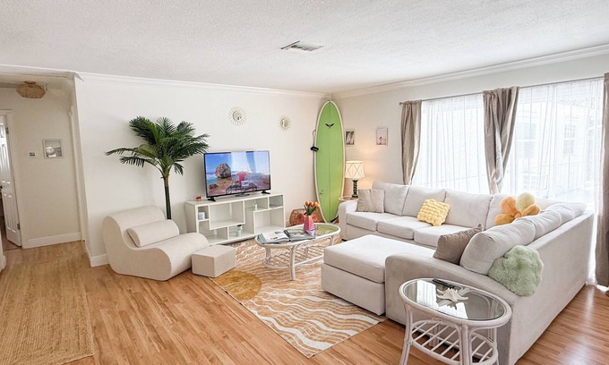 Juno Beach Casa | Beautiful 2 bedroom poolside beach house. Beaches and shopping mall 5 mins away.