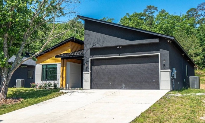 Mid America Cabaña | Beautiful 2022 House 6 Minutes To Downtown and 10 Minutes to Oaklawn