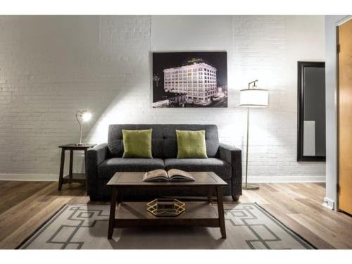 Mile Square Apartamento | Beautiful 2BR 2BA In The Block by CozySuites!