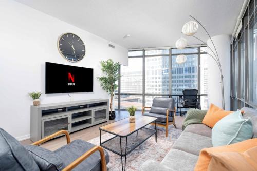 Bay Cloverhill Apartamento | Beautiful 2BR 2BA w 4 Beds Near Yorkville Bloor