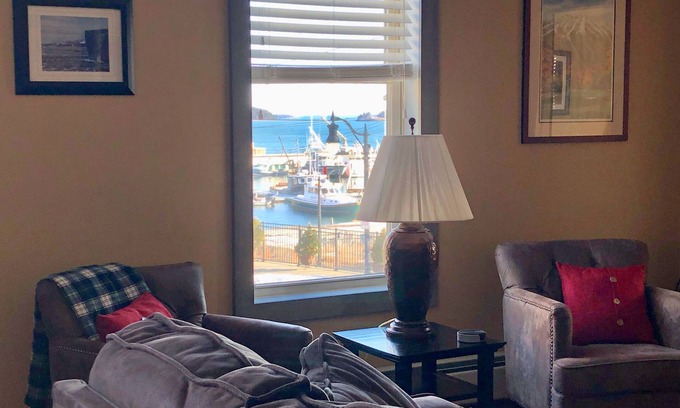 Eastport Condominio | Hermoso loft de 2 dormitorios con vistas a la bahía y la actividad del puerto de Eastport