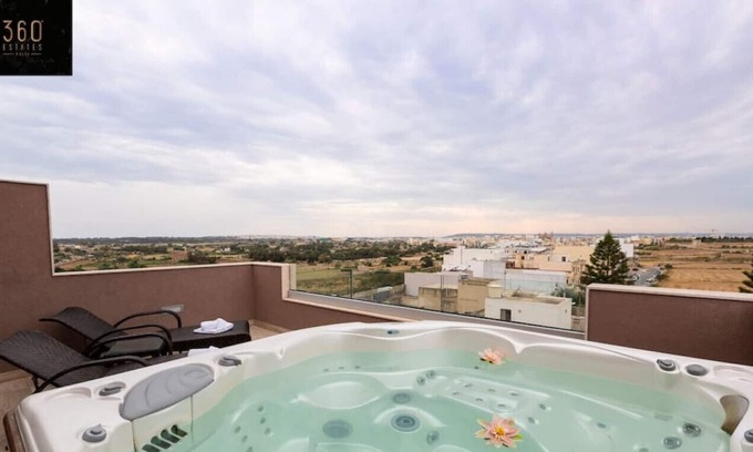 Ghaxaq Apartamento | Beautiful 2BR Penthouse with private HOB TUB