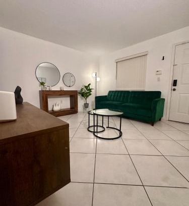 The Crossings Apartamento | Beautiful 2brm condo w free parking fast WiFi
