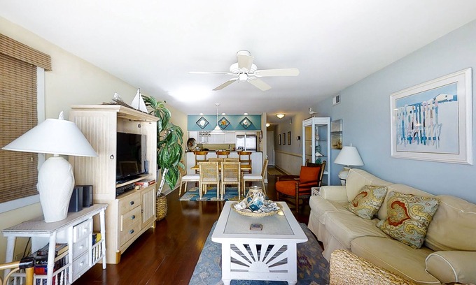 Pine Knoll Shores Condominio | Beautiful 2nd-Floor Condo Overlooking Beach w/Free WiFi, Balcony, Full Kitchen