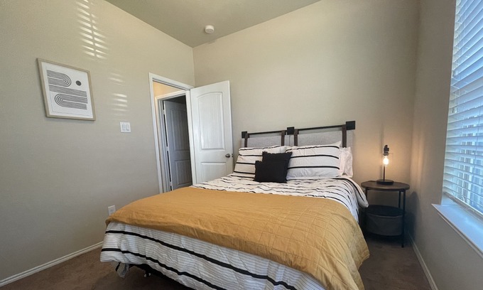 Lincoln Park Casa | Beautiful 3/2 Cozy Home in Cross Roads