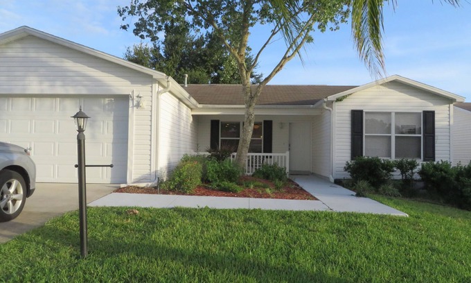 Woodbury Casa | Hermosa casa de diseño 3/2, que admite mascotas, WiFi gratis, carrito de golf, jacuzzi