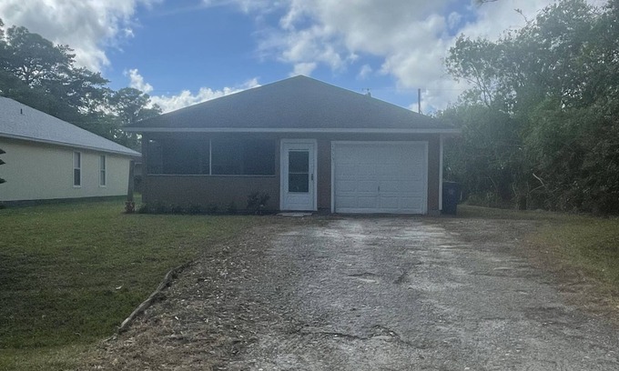 Florida Ridge Casa | Beautiful 3/2 with screen-in porch 10 minutes away from the beach.