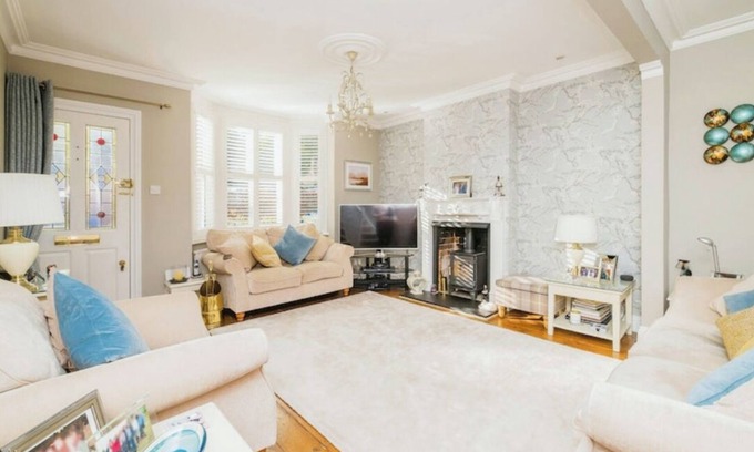 Ascot Cabaña | Beautiful 3 bed, 2 bath cottage in Ascot with off road parking. Great location!