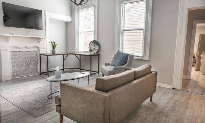 Central Northside Apartamento | Beautiful 3-Bed w/ Parking Near AGH & Stadiums