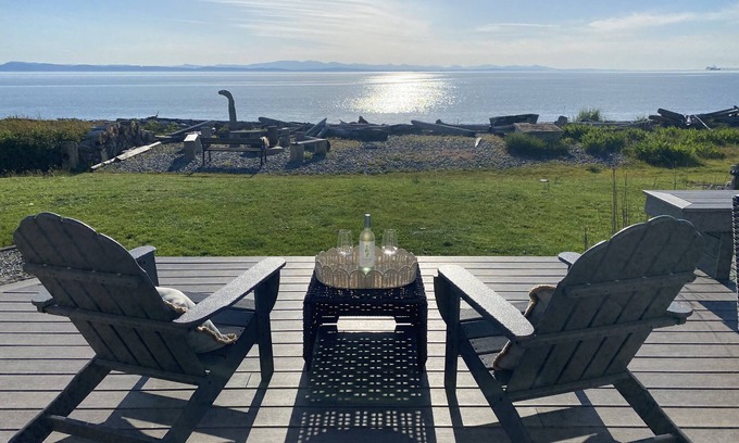 Point Roberts Cabaña | Beautiful 3-Bedroom Seaside Cottage - Located on scenic Freeman Beach