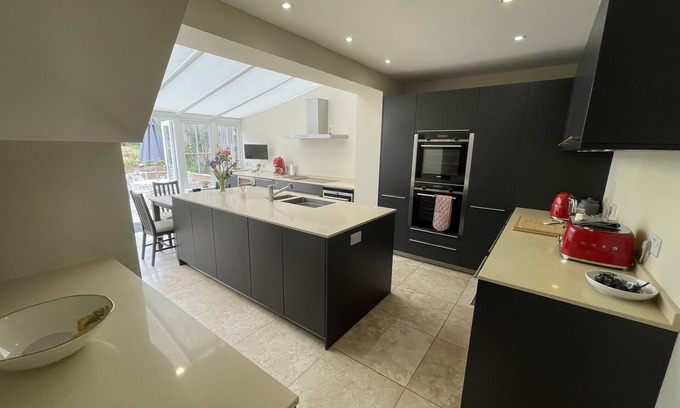 West Runton Casa | Beautiful 3 Bedroom House tucked away Sleeping 6