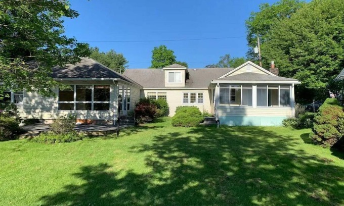 Sweet Valley Casa | Beautiful 3 Bedroom Lakefront Home