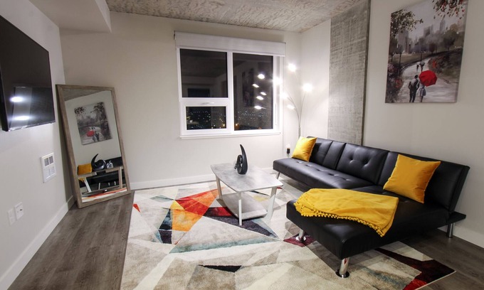 Southcenter Apartamento | BEAUTIFUL 3 bedroom 2 bathroom skyrise with mountain view!