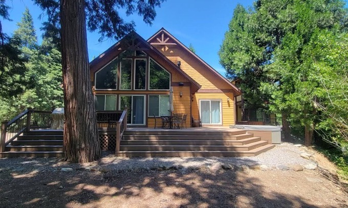 Dunsmuir Cabina | Beautiful 3 bedroom 2 1/2 bath with large deck on the river!