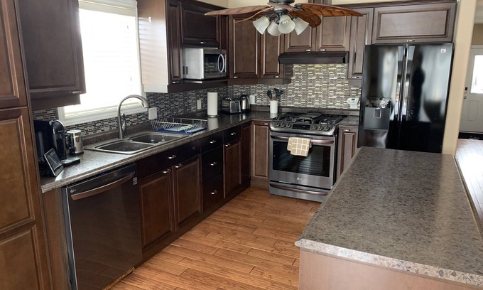 Kingston Casa | Beautiful 3-Bedroom Bungalow in Downtown Kingston- 5 Minutes from Lake Ontario