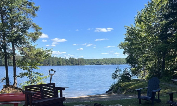 Strong Cabaña | Beautiful 3 Bedroom Cottage located on Deer Lake!