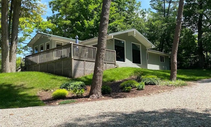 Port Franks Cabaña | Beautiful 3 bedroom, 1 bath cottage in the heart of Port Franks, Ontario.