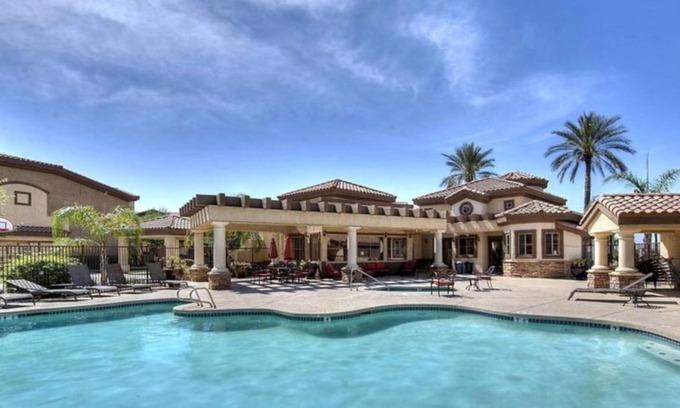 Parkwood Ranch Condominio | Hermoso condominio de 3 dormitorios a pocos pasos de la piscina y la bañera de hidromasaje.