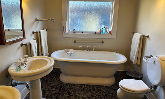 Piedmont Avenue Casa | Beautiful 3-bedroom historical house Oakland. 98 walk score Sleeps seven. 42.85
